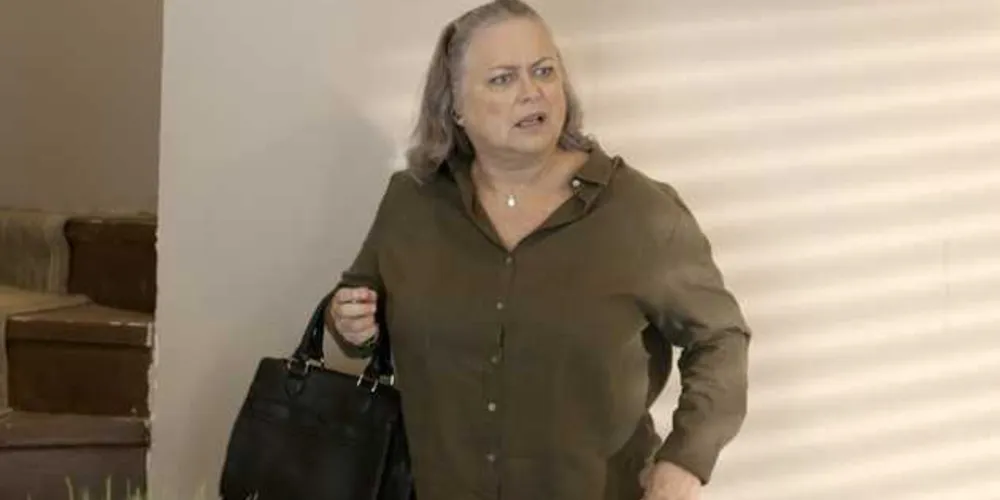 Zuleica cruza com o rapaz na escada e fica desconfiada /Foto:Gshow

