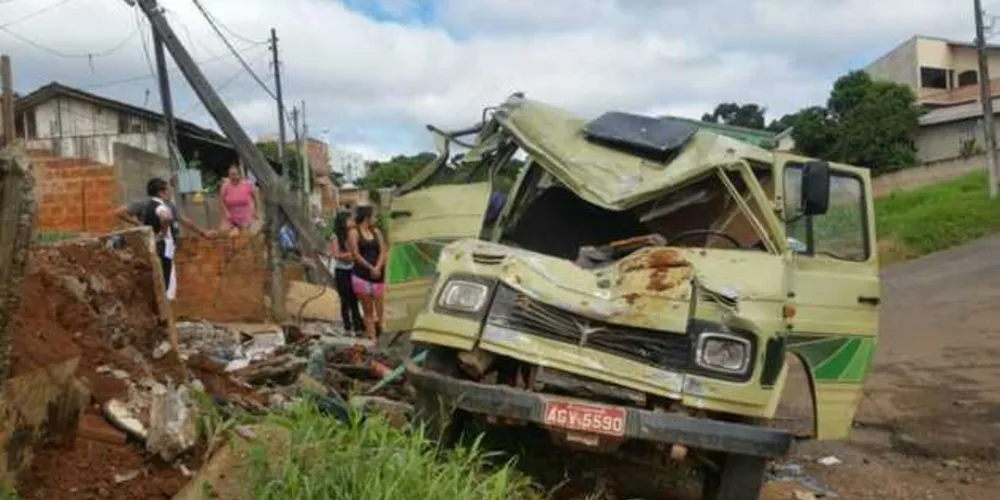 Veículo ficou destruído após a colisão