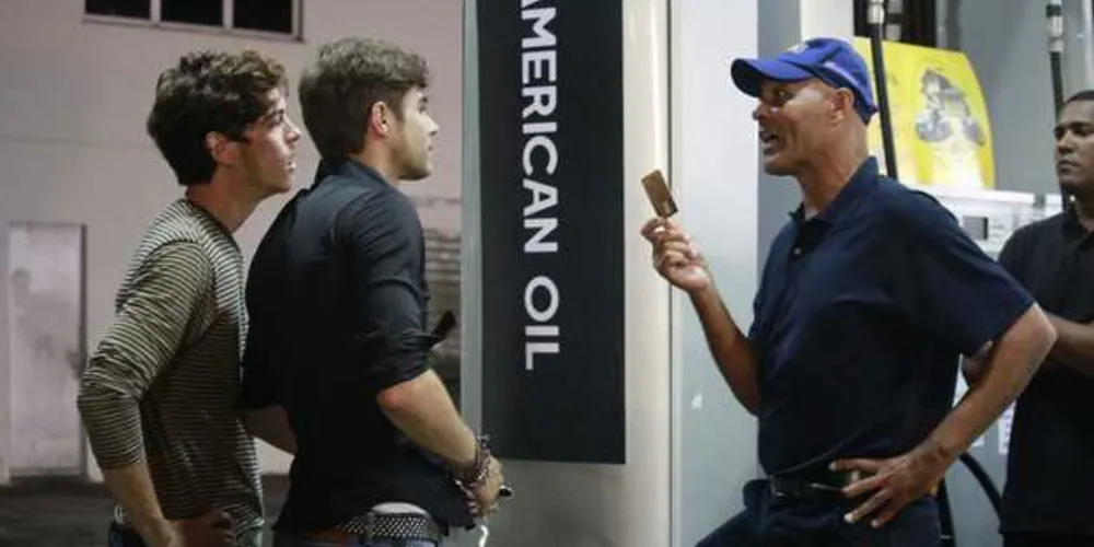 Frentista do posto cobra prejuízo de Léo (Foto: TV Globo)