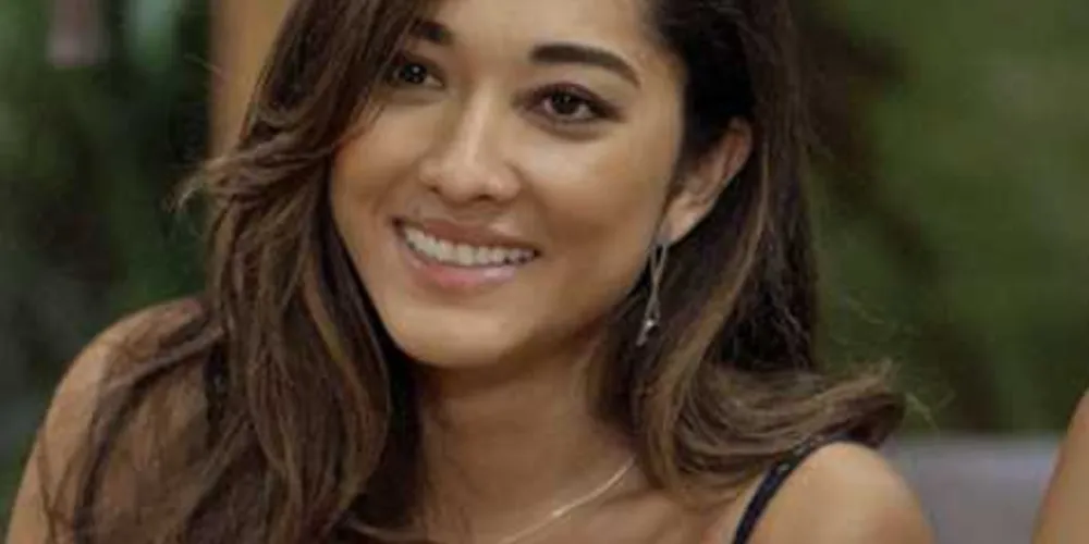 Mieko prepara todas as receitas e Yumi ajuda a fingir que os pratos foram preparados pela irmã (Foto: TV Globo)