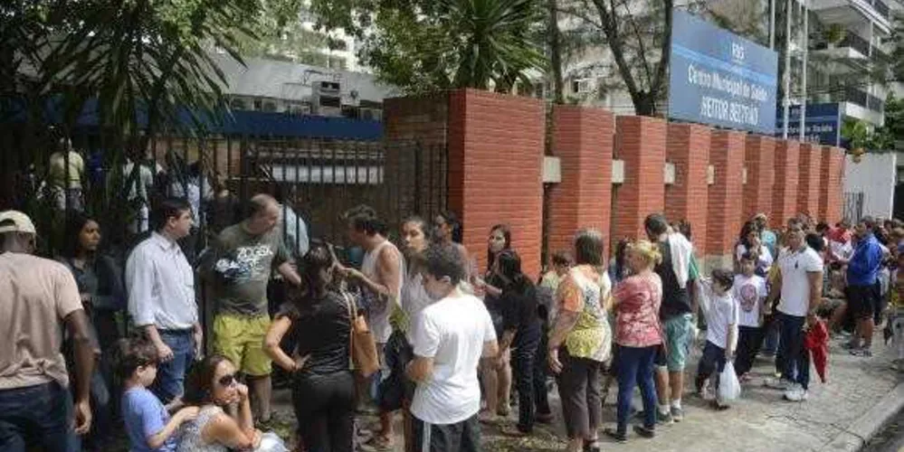 Longas filas se formam em frente aos postos de saúde para a vacinação contra a febre amarela no RJ /Foto: Agência Brasil