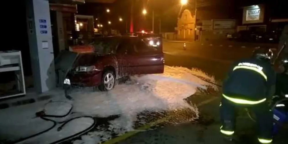Imagem ilustrativa da imagem Após ‘fechada’, carro invade posto de combustível