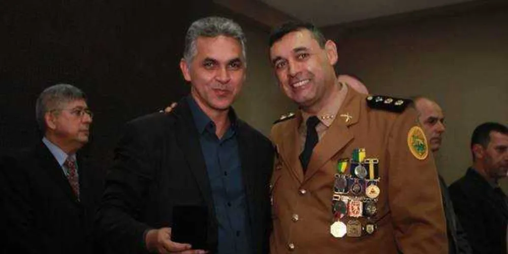 RECONHECIMENTO - O Gerente de Conteúdos do Jornal da Manhã e do portal aRede, jornalista Mário Martins, foi uma das personalidades homenageadas pela Polícia Militar do Paraná, por ocasião do aniversário do 1º BPM. Ele recebeu das mãos do tenente-coronel Edmauro Assunção, a distinção Heróis dos Campos Gerais. A solenidade aconteceu na sede da OAB, no começo deste mês.