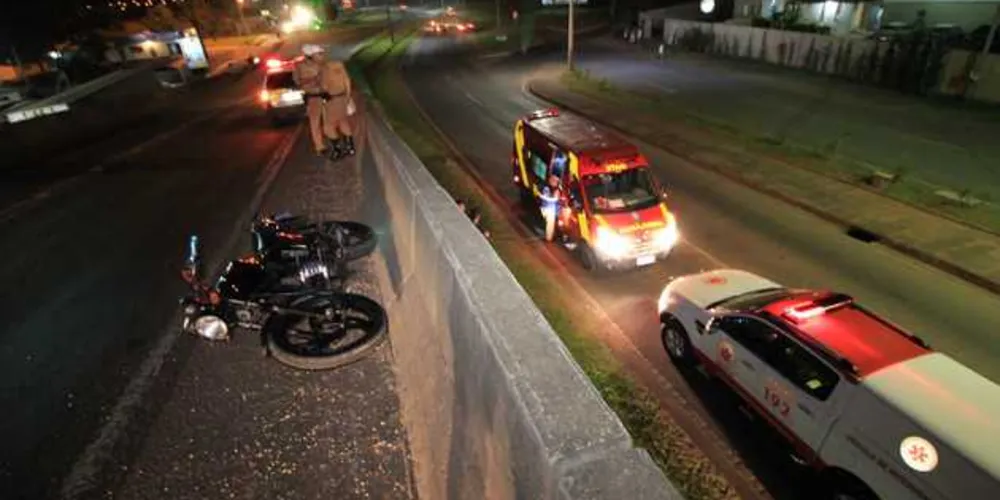 Imagem ilustrativa da imagem Motociclista cai de viaduto após acidente em PG