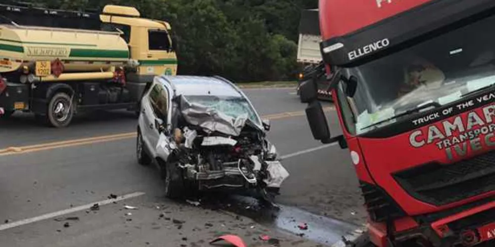 Imagem ilustrativa da imagem Caminhão invade contramão e atinge veículo em Curitiba