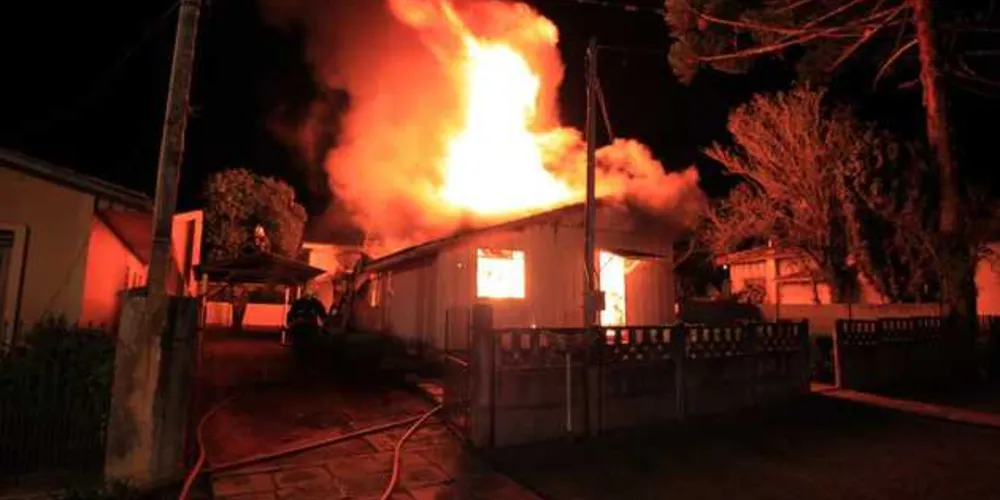 Imagem ilustrativa da imagem Incêndio destrói residência na Vila Cipa