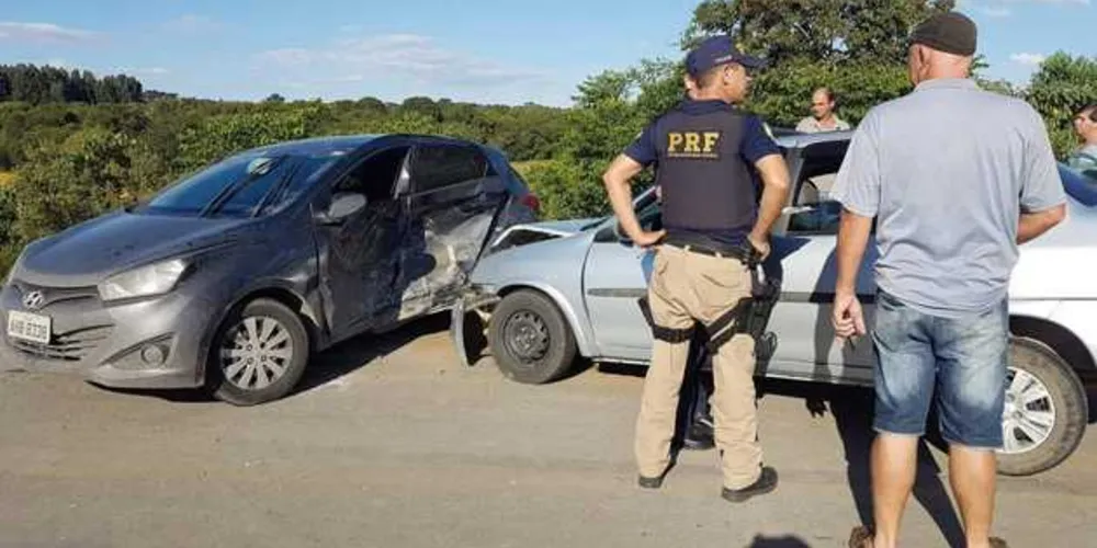 Imagem ilustrativa da imagem Colisão lateral deixa dois feridos na BR-153