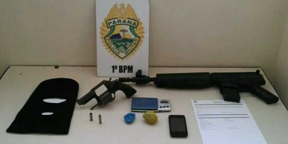 Armas e drogas foram apreendidas pela Polícia Militar