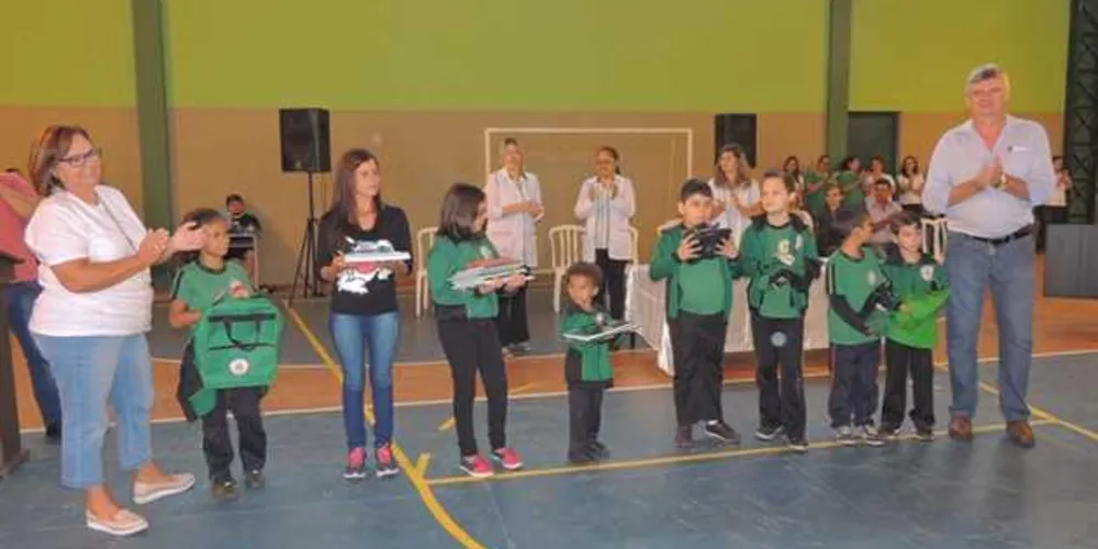 Imagem ilustrativa da imagem Jaguariaíva entrega uniforme e material escolar para alunos da rede municipal
