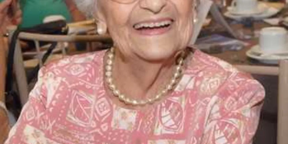 BRINDE A VIDA - Glaura Barbosa Pinto na intimidade familiar celebra a chegada de seus 93 anos. Glaura que teve papel fundamental em Ponta Grossa, sendo fundadora do Serviço de Obras Sociais (SOS), pensando na aproximação da prefeitura junto aos menos favorecidos, deixa o seu nome marcado na história e no desenvolvimento social de nossa cidade. Além do trabalho filantrópico nossa ilustre aniversariante é Artista Plástica talentosa. Da coluna RC os votos de felicidades.
