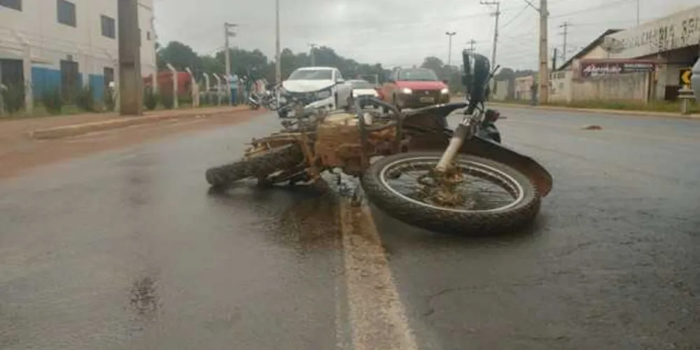 Imagem ilustrativa da imagem Acidente com três veículos deixa motociclista ferido