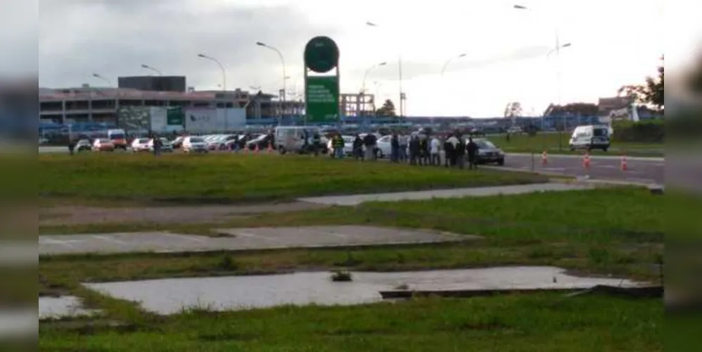 Imagem ilustrativa da imagem Fiscalização multa motoristas do Uber no Aeroporto Afonso Pena