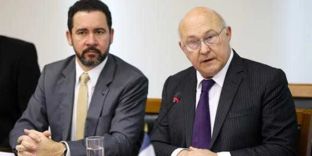 O ministro do Planejamento, Dyogo Oliveira, e o ministro das Finanças da França, Michel Sapin, durante encontro para assinatura de acordos entre os dois países  