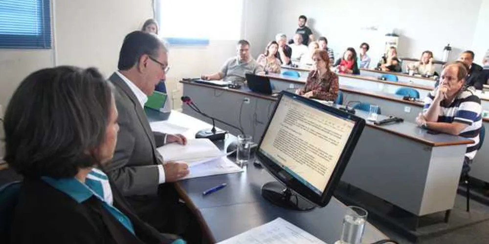 Reunião do Conselho Universitário foi presidida pelo reitor, Luciano Vargas