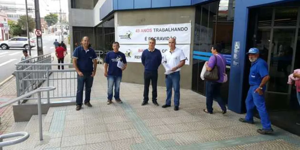 Imagem ilustrativa da imagem Bancários fazem protesto contra a reforma da Previdência