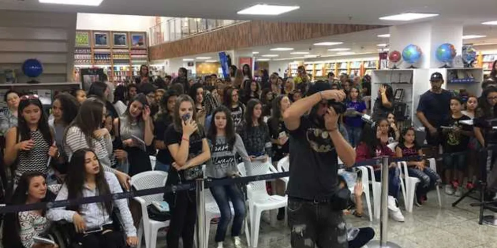 Imagem ilustrativa da imagem Amanda Pontes lança livro no Shopping Palladium