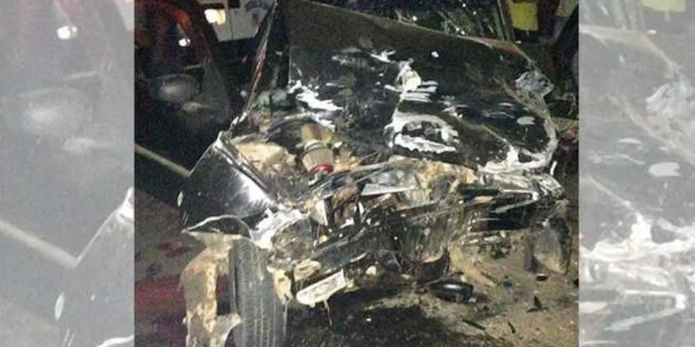 Veículos ficaram destruídos após a colisão frontal