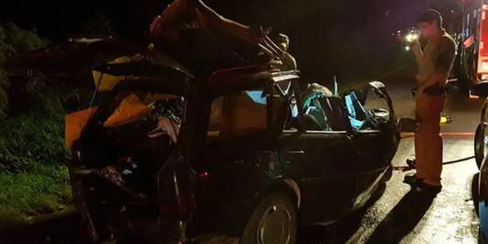 Acidente entre carro e caminhão mata casal e filhos/ Foto: Banda B/Divulgação PRF