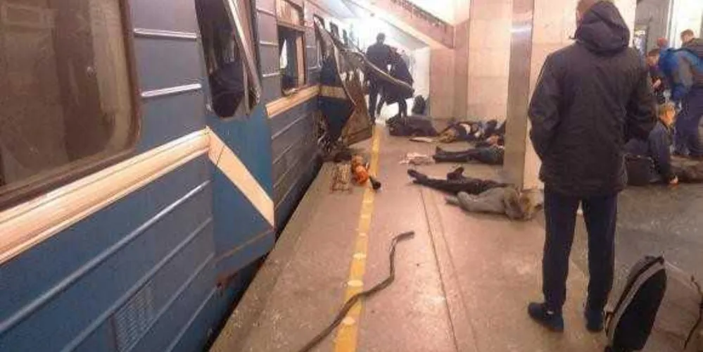 Imagem de divulgação do megapolisonline.ru mostra vítimas em uma estação de metrô em São Petersburgo, na Rússia, logo após a explosão de uma 