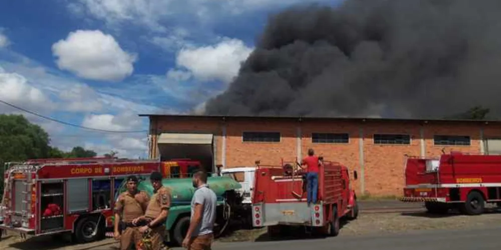 Imagem ilustrativa da imagem Incêndio destrói depósito da Polícia Civil de Irati