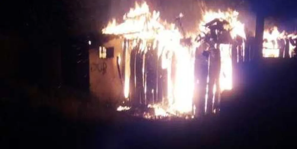 Casa é consumida por incêndio em Prudentópolis/ Foto: Rádio Najuá