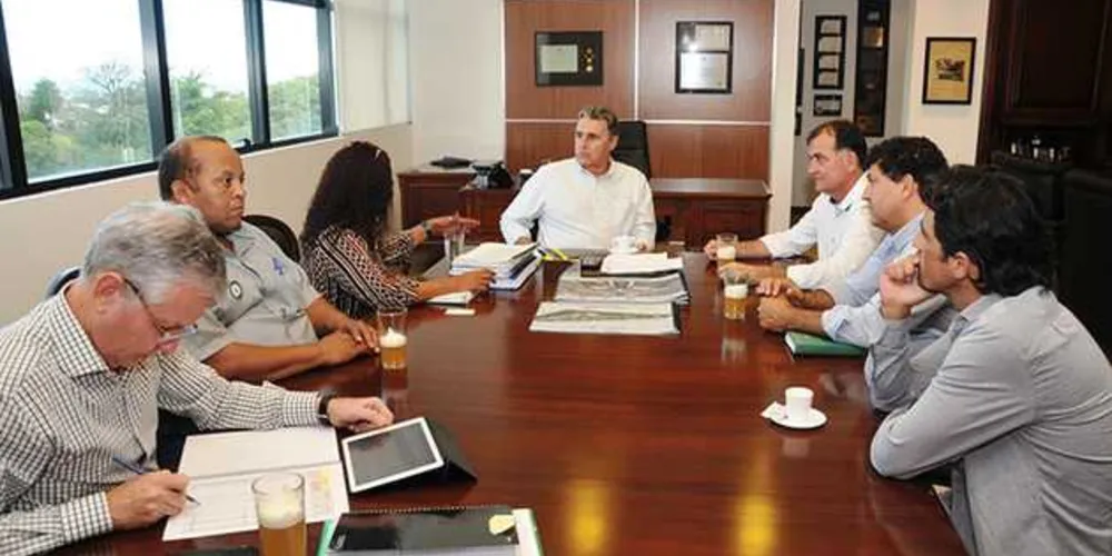 Reunião entre lideranças aconteceu nesta segunda-feira (3) em Curitiba