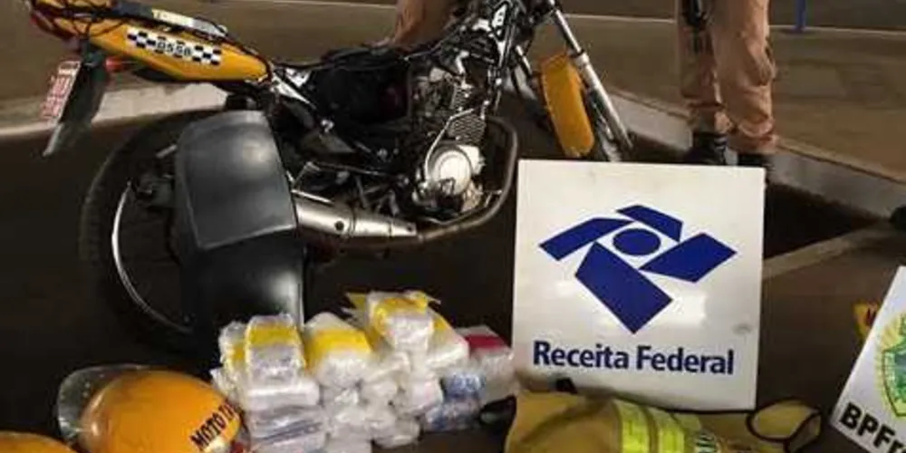 Moto com fundo falso é apreendida na Ponte da Amizade/ Foto: Rádio Cultura 