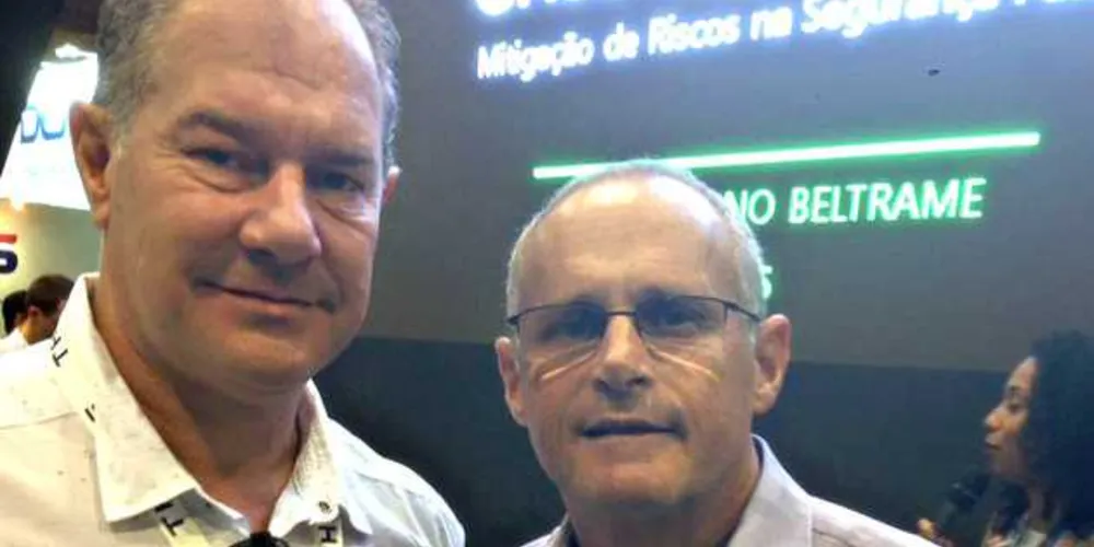 Secretário ao lado de José Beltrame, ex-secretário de Segurança do Rio de Janeiro