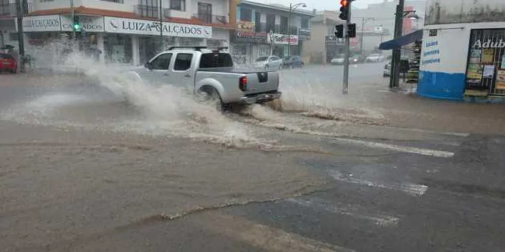 Imagem ilustrativa da imagem Temporal alaga ruas do centro de Prudentópolis