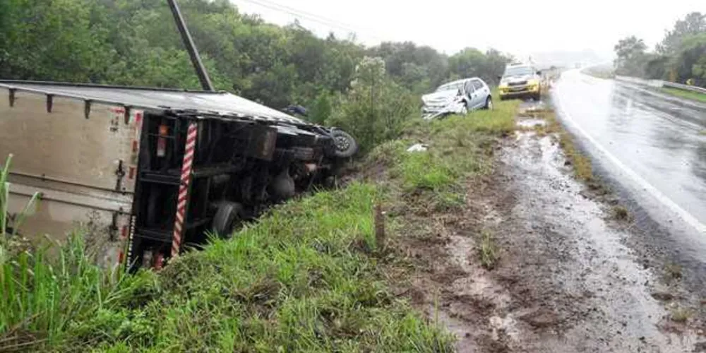 Imagem ilustrativa da imagem Caminhão e carro batem na PR-151 em Palmeira