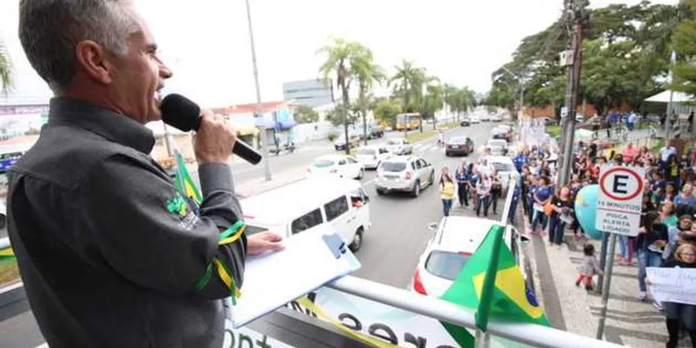 Protesto em frente à sede Prefeitura de Ponta Grossa