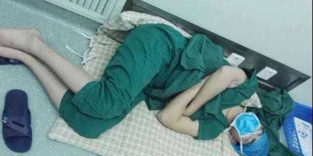 Imagem ilustrativa da imagem Médico chinês dorme no chão após fazer 5 cirurgias em 28 horas