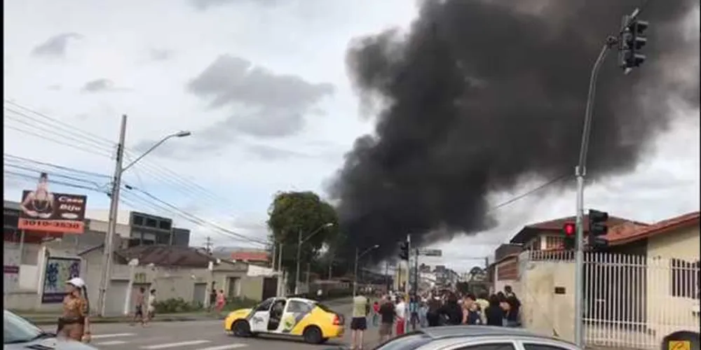 Imagem ilustrativa da imagem Incêndio de grandes proporções atinge bairro de Curitiba