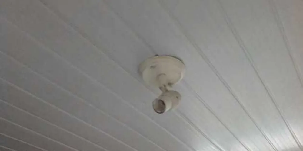 Crianças eram mantidas em uma edícula, ao lado da casa principal, sem iluminação e o chuveiro era apenas de água gelada