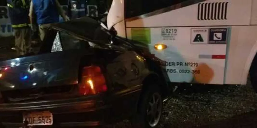 Motorista morre após bater contra ônibus em Curitiba/ Foto: Banda B 