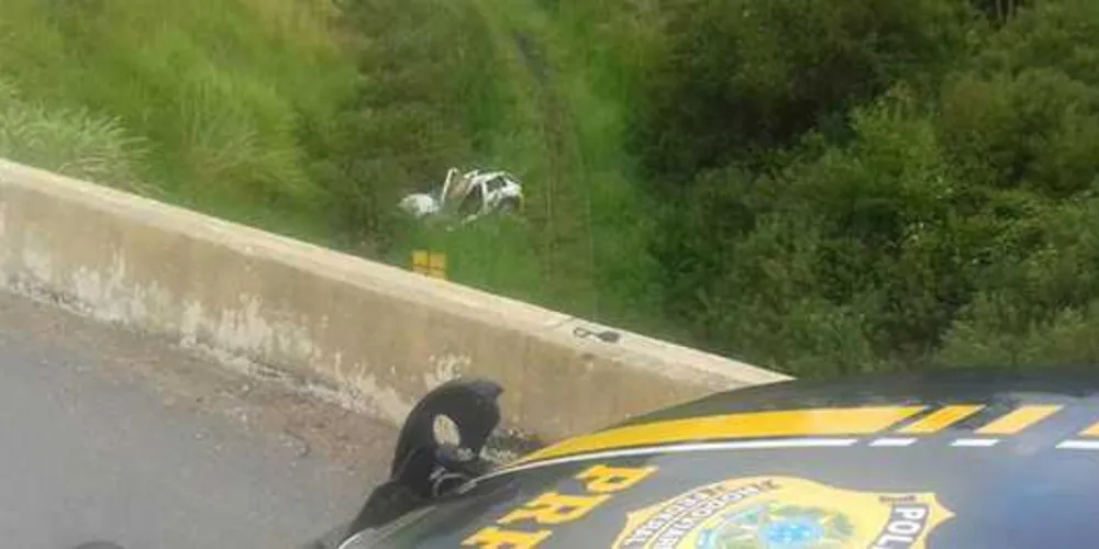Motorista que retornava de festa morre ao cair em ribanceira/Foto: Banda B/ Márcio Adélcio/ PRF 