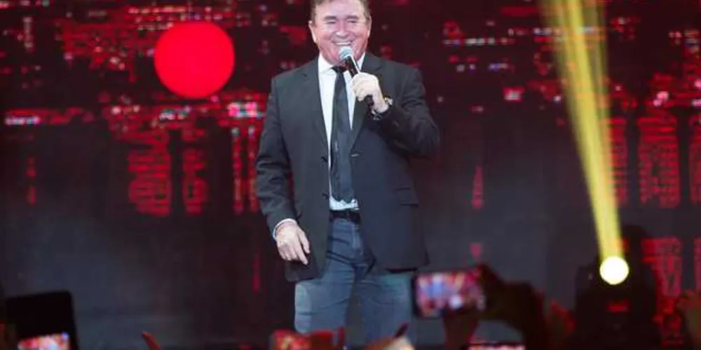 Ao longo de seus 42 anos de carreira, cantor já gravou 39 discos, vendeu mais de 25 milhões de cópias e recebeu centenas de prêmios