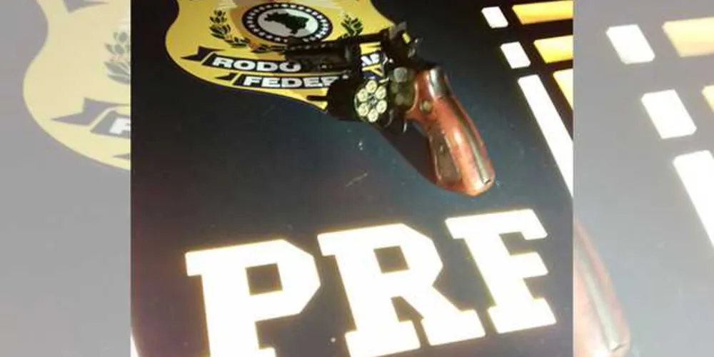 Imagem ilustrativa da imagem PRF detém motorista de caminhão embriagado e armado