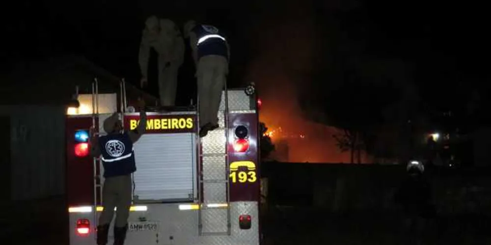 Imagem ilustrativa da imagem Briga entre vizinhos tem ‘facãozada’ e casa incendiada