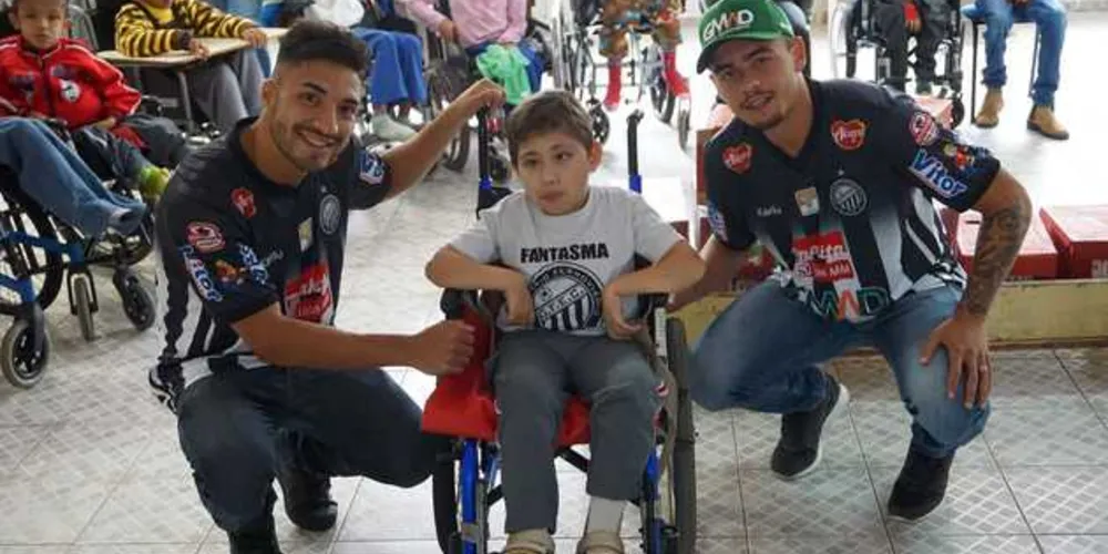 Imagem ilustrativa da imagem Jogadores do Operário visitam crianças da Apacd