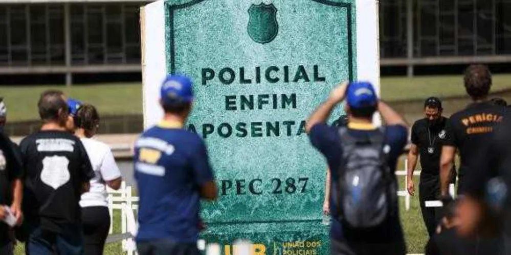 Em frente ao Congresso, policiais protestam contra a PEC da Previdência 