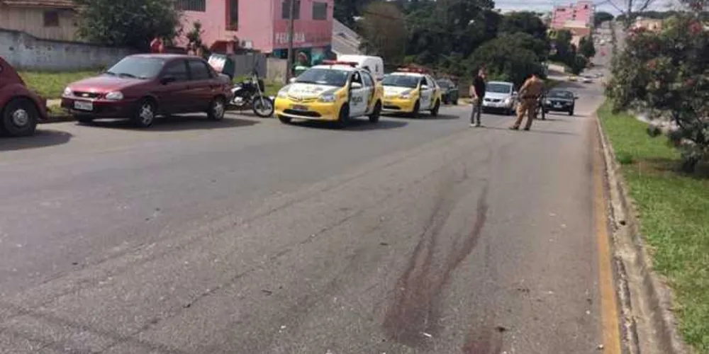 Imagem ilustrativa da imagem Motociclista que teve capacete arrancado em acidente morre no hospital