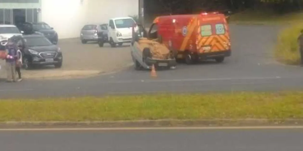 Imagem ilustrativa da imagem Gestante capota carro na Visconde de Taunay