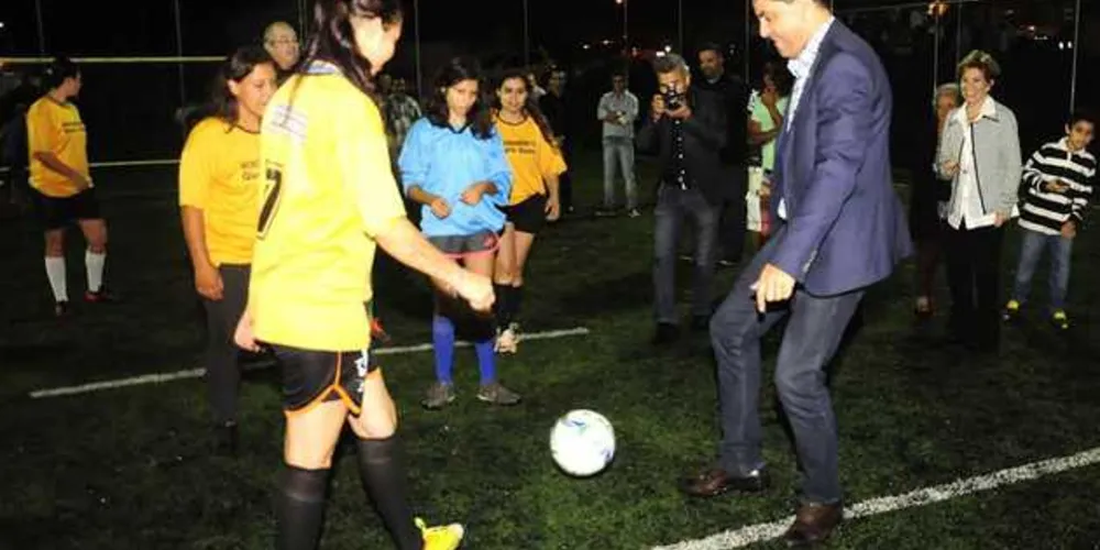 Imagem ilustrativa da imagem Rangel e Sandro Alex entregam campo de futebol society