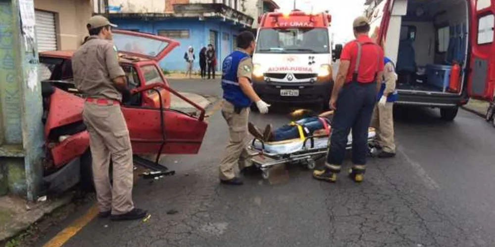 Imagem ilustrativa da imagem Aspirante do Exército e quatro amigos batem carro contra poste