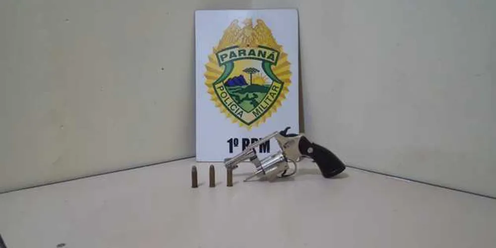 Jovem de 29 anos foi flagrado com revólver e munições em frente a bar | aRede/COP