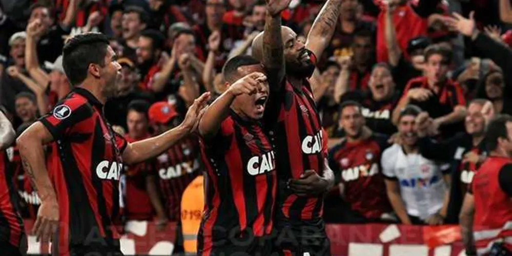 Furacão devolve o placar da partida anterior e assume a ponta do grupo na Libertadores | Fabio Wosniak e Marco Oliveira/Site Oficial