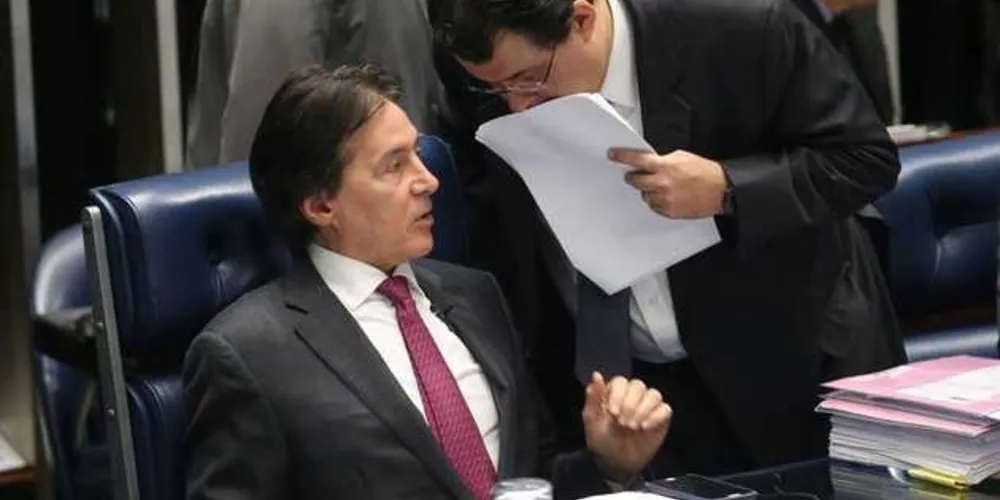 Eunício Oliveira (sentado) foi submetido a exames e segue internado sob observação | Antonio Cruz/Agência Brasil