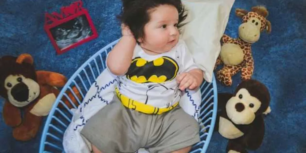 Heitor Rodrigues Oliveira, de 4 meses, chama a atenção quando sai com a mãe. Fotos de um ensaio fotográfico repercutem nas redes sociais