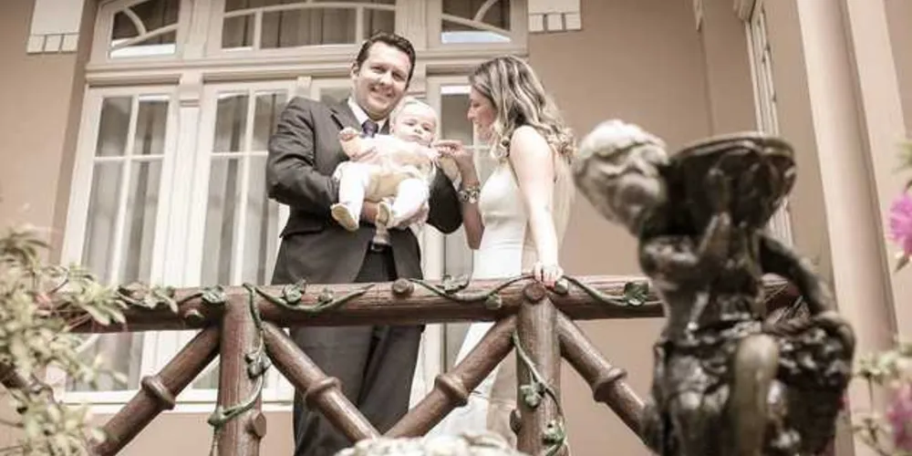 NIVER - O respeitado advogado Juliano Jaronski será o aniversariante especial deste sábado (29). A data será celebrada ao lado de sua esposa Priscila Garbelini Jaronski e da sua filha, a pequena Maitê. Da coluna RC os votos de alegrias e prosperidade.